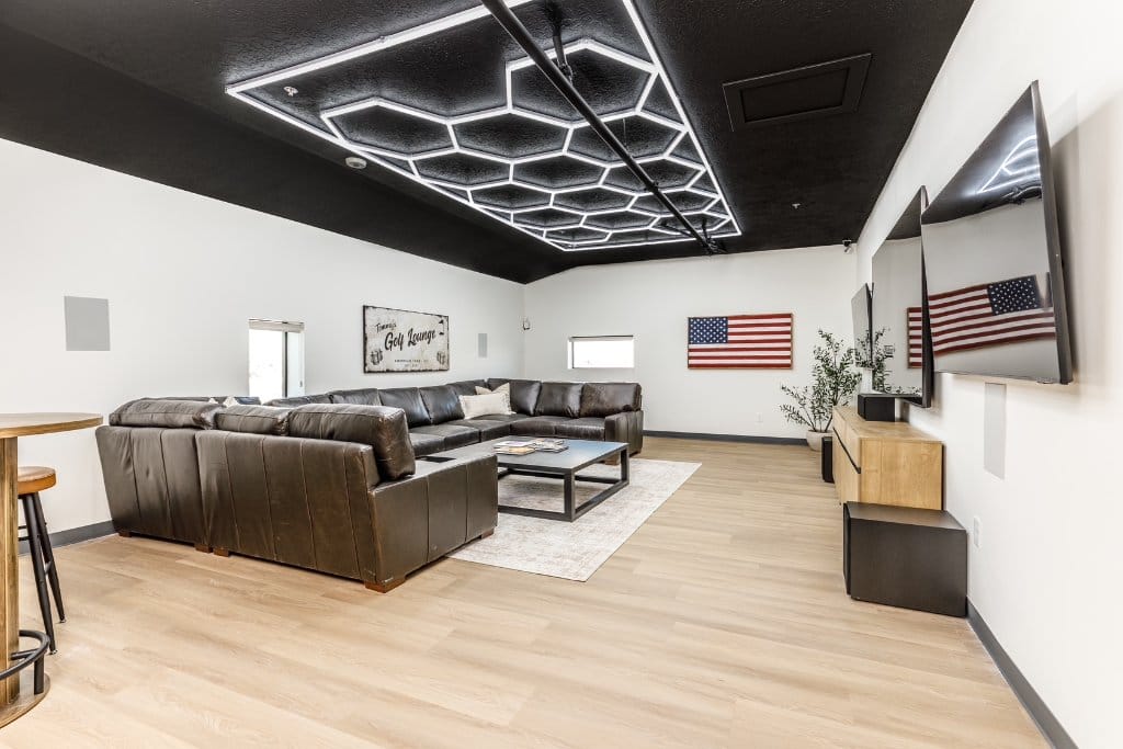 Tommy's Golf Lounge - Image 1